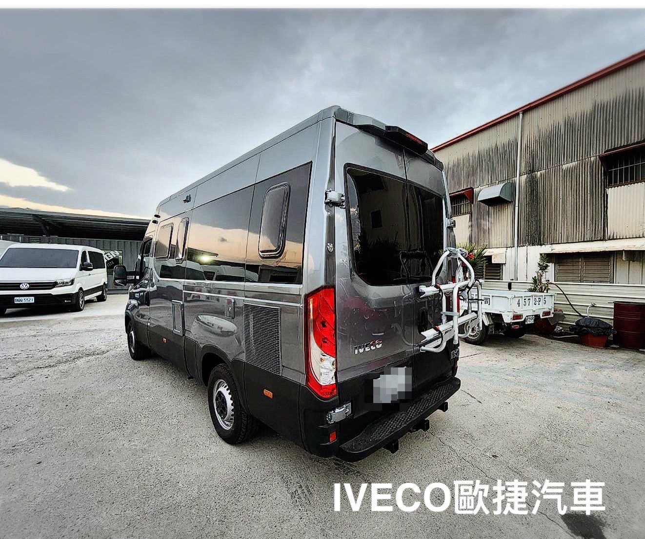 2023年鐵灰色款IVECO長軸廂型露營車